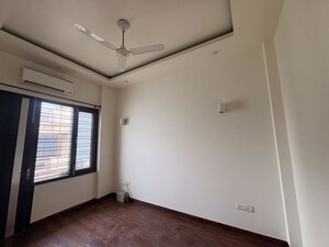 Room in 3 BHK Builder Floor at Sector 21 – for Rent