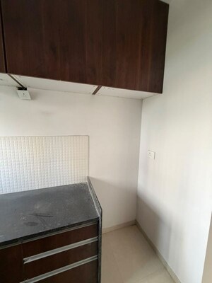 Furnished Amenities in 1.5 BHK Apartment at Kalpataru Elitus, Mulund West – for Rent