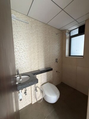 Bathroom in 1.5 BHK Apartment at Kalpataru Elitus, Mulund West – for Sale
