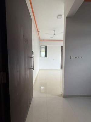 Bathroom in 1.5 BHK Apartment at Kalpataru Elitus, Mulund West – for Sale