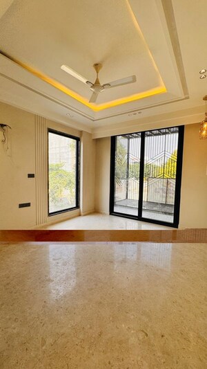 Room in 4 BHK Builder Floor at Sector 21 – for Rent