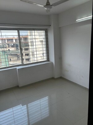Room in 2 BHK Apartment at Ravinanda Skylights, Wagholi – for Rent