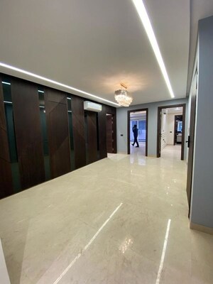 Room in 4 BHK Builder Floor at Dlf Phase iv – for Rent