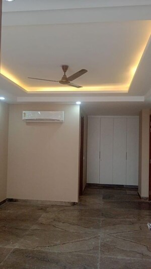 Room in 3 BHK Builder Floor at Sushant Lok I – for Rent