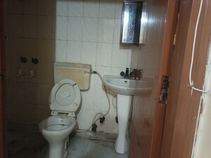 Bathroom in 2.5 BHK Villa at Sector 49 – for Rent