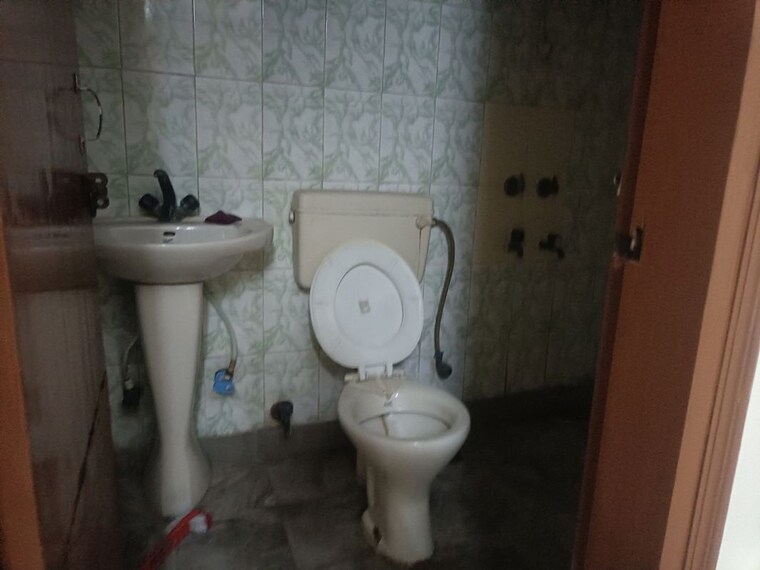 Bathroom, sector 49 2.5 Bedroom 162 Sq.Mt. Villa In Sector 49 Noida 10668996
