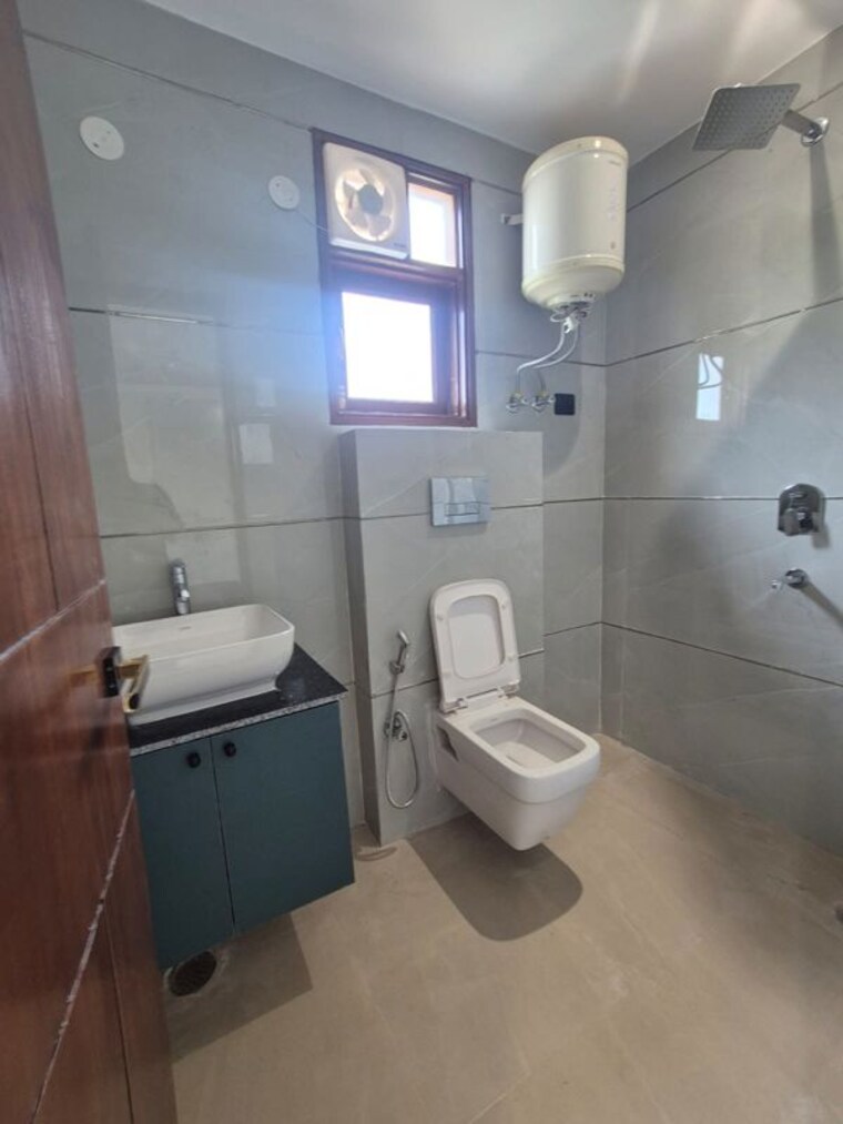 Bathroom, chattarpur 3 Bedroom 1500 Sq.Ft. Builder Floor In Chattarpur Delhi 10668981