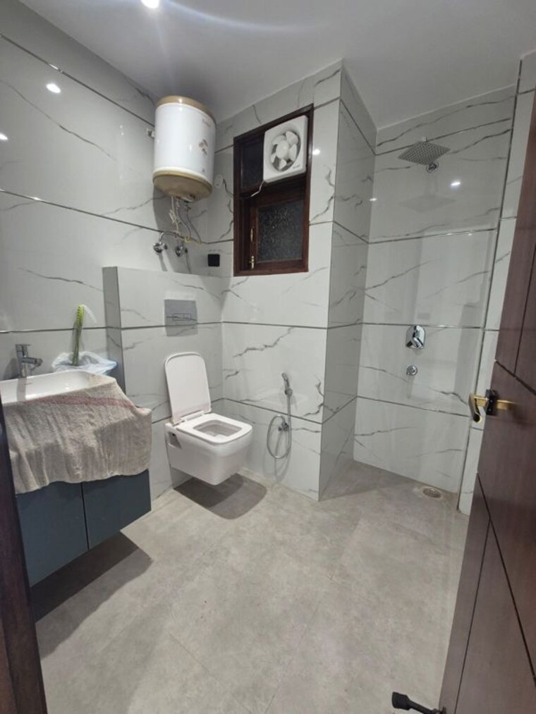 Bathroom, chattarpur 3 Bedroom 1500 Sq.Ft. Builder Floor In Chattarpur Delhi 10668981