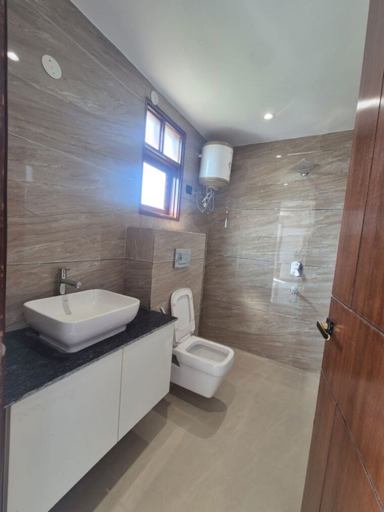 Bathroom, chattarpur 3 Bedroom 1500 Sq.Ft. Builder Floor In Chattarpur Delhi 10668981