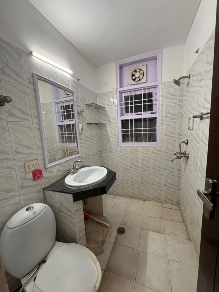Bathroom, auram-floor 2 Bedroom 200 Sq.Ft. Builder Floor In South City 2 Gurgaon 10669099