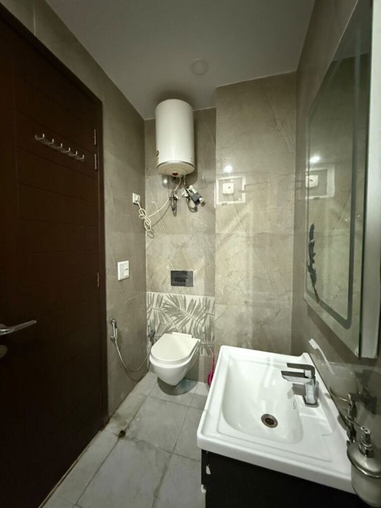 Bathroom, lajpat nagar ii 2 Bedroom 900 Sq.Ft. Builder Floor In Lajpat Nagar ii Delhi 10669133
