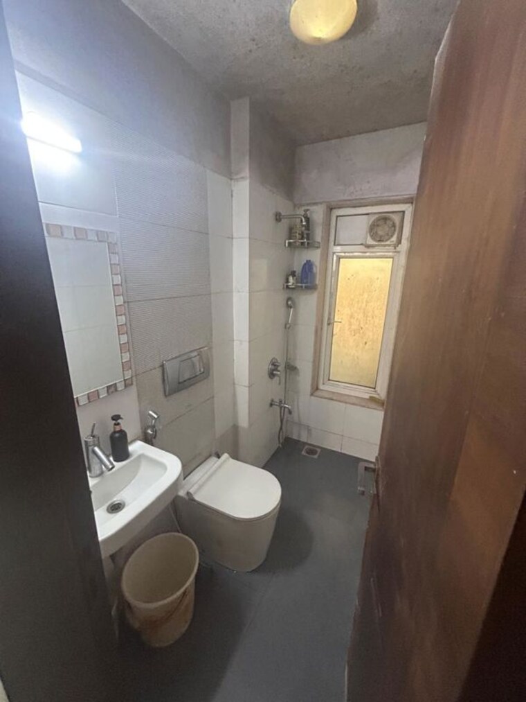 Bathroom, khar west 3 Bedroom 825 Sq.Ft. Apartment In Khar West Mumbai 10669086