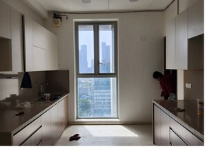 Room in 5 BHK Apartment at Kalpataru Avana, Parel – for Rent