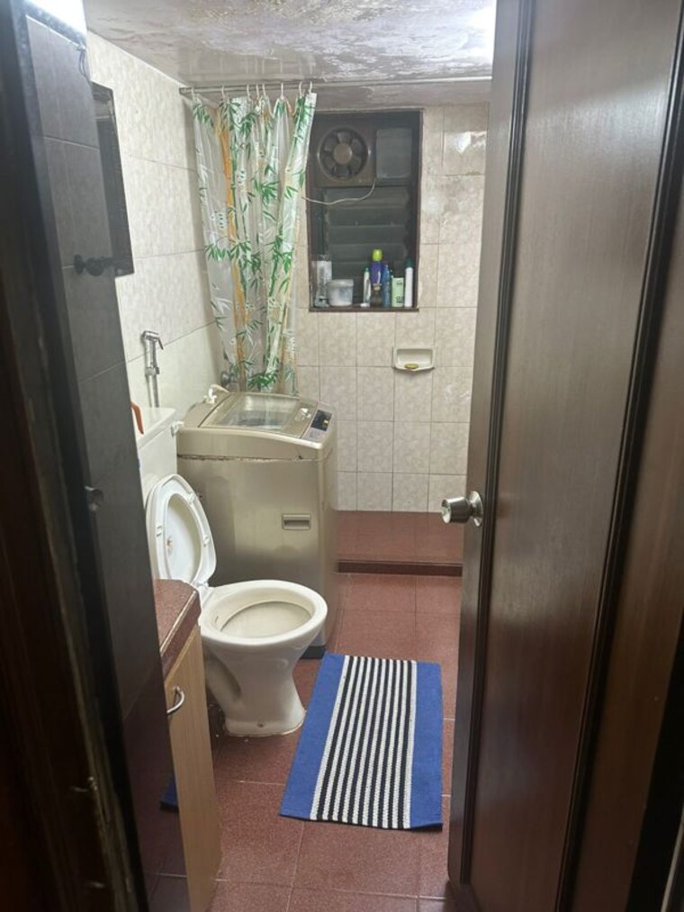 Bathroom, navjivan-colony 2 Bedroom 800 Sq.Ft. Apartment In Mahim Mumbai 10669223