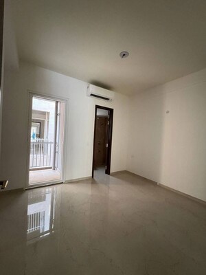 Room in 3 BHK Apartment at Smart World Orchard, Sector 61 – for Rent
