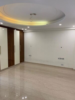 Room in 4 BHK Builder Floor at DLF City Phase IV, Dlf Phase iv – for Rent