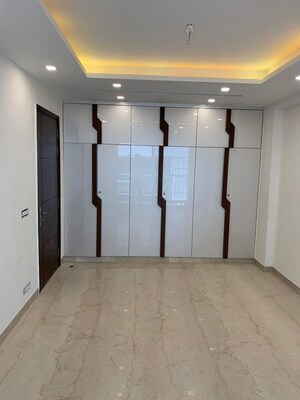 Room in 4 BHK Builder Floor at DLF City Phase IV, Dlf Phase iv – for Rent