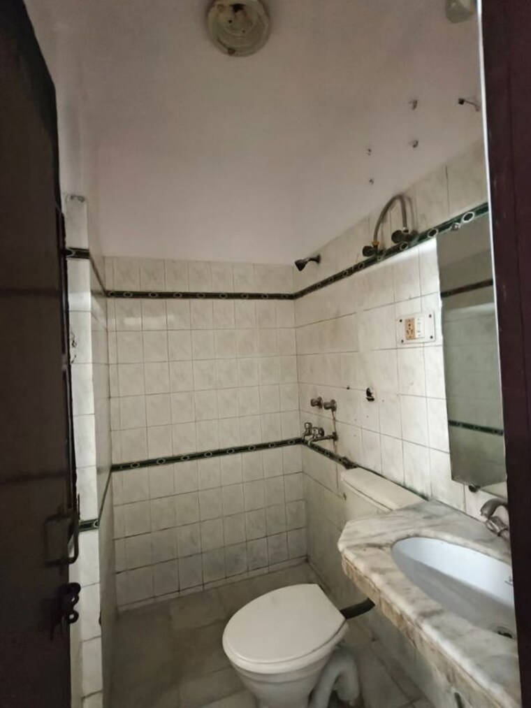 Bathroom, vasundhara sector 13 5 Bedroom 150 Sq.Yd. Independent House In Vasundhara Sector 13 Ghaziabad 10669228