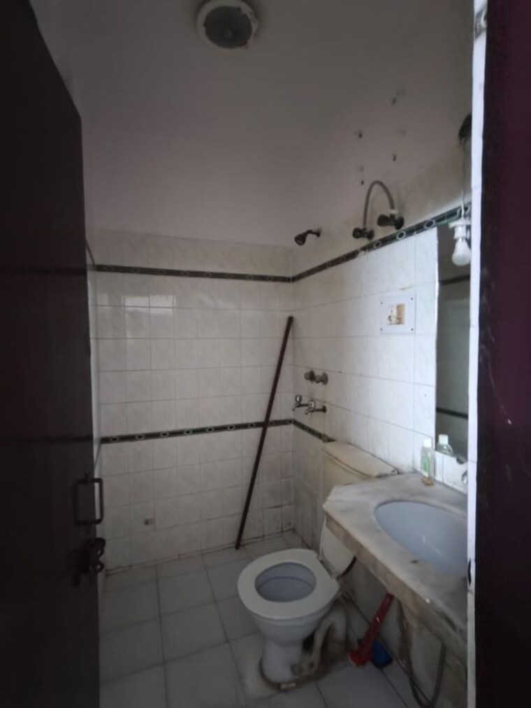 Bathroom, vasundhara sector 13 5 Bedroom 150 Sq.Yd. Independent House In Vasundhara Sector 13 Ghaziabad 10669228