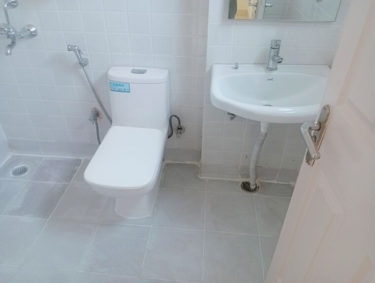 Bathroom, dlf-regency-park-i 2 Bedroom 1150 Sq.Ft. Apartment In Dlf Phase iv Gurgaon 10669286