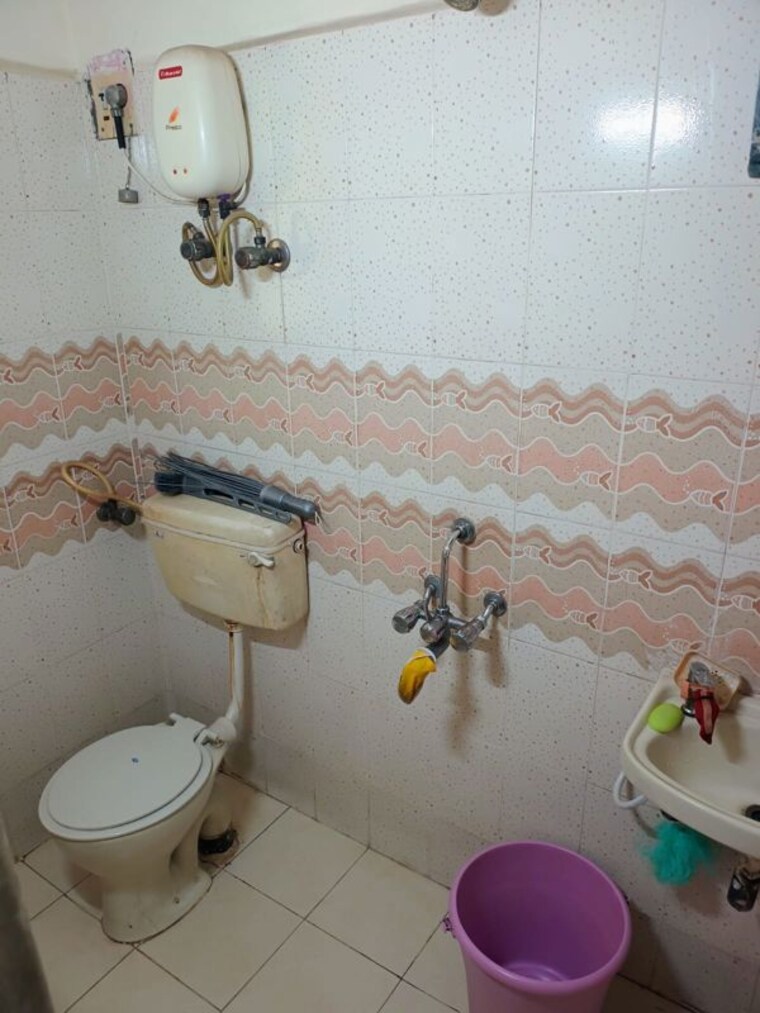 Bathroom, big-splash 3.5 Bedroom 1200 Sq.Ft. Apartment In Vashi Sector 17 Navi Mumbai 10669359