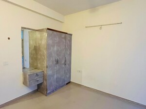 Room in 3 BHK Apartment at Gomti Nagar – for Rent
