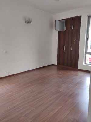 Room in 3 BHK Apartment at Pioneer Park Phase 1, Sector 61 – for Rent