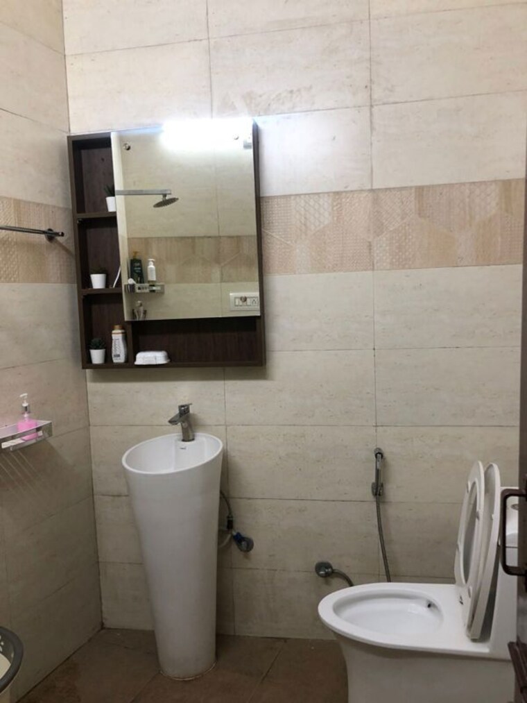 Bathroom, sector 4 3 Bedroom 1817 Sq.Ft. Independent House In Sector 4 Gurgaon 10669423