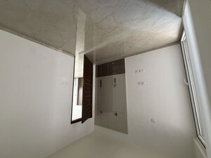 Room in 3.5 BHK Apartment at Smart World Orchard, Sector 61 – for Rent