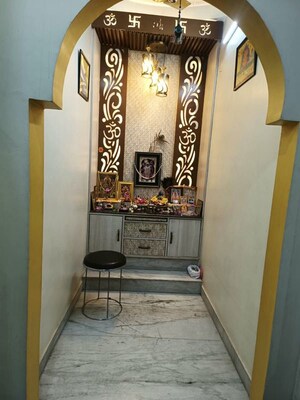 Furnished Amenities in 3 BHK Builder Floor at Krishna Nagar – for Sale