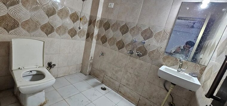 Bathroom, lotus-plaza-gurgaon 1 RK 600 Sq.Ft. Builder Floor In Sector 14 Gurgaon 10669485