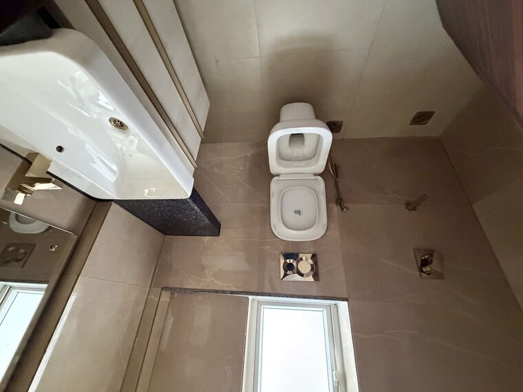Bathroom, smart-world-orchard 2.5 Bedroom 1250 Sq.Ft. Apartment In Sector 61 Gurgaon 10669515