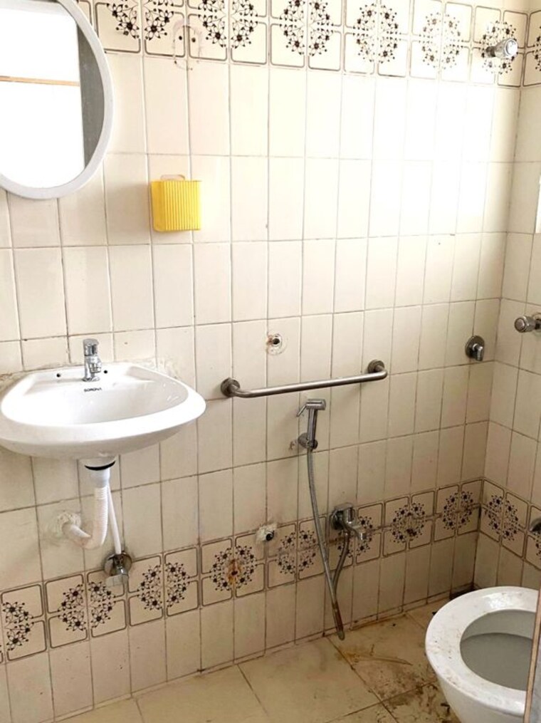 Bathroom, kalumal-estate 2 Bedroom 963 Sq.Ft. Apartment In Juhu Mumbai 10669645