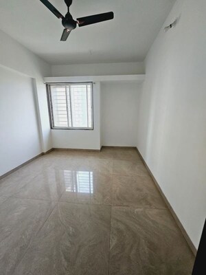 Room in 2 BHK Apartment at Venkatesh Graffiti Elite, Mundhwa – for Rent