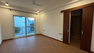 Room in 3 BHK Builder Floor at Unitech Nirvana Country Plots, Sector 50 – for Rent