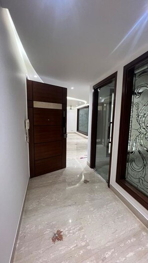 Room in 4 BHK Apartment at Greater Kailash I – for Rent