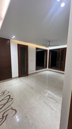 Room in 4 BHK Apartment at Greater Kailash I – for Rent