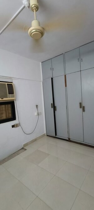 Room in 2 BHK Apartment at Zaveri Bazar – for Rent