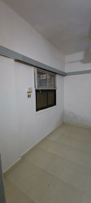 Room in 2 BHK Apartment at Zaveri Bazar – for Rent