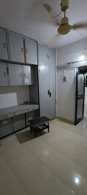 Room in 2 BHK Apartment at Zaveri Bazar – for Rent