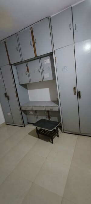 Room in 2 BHK Apartment at Zaveri Bazar – for Rent