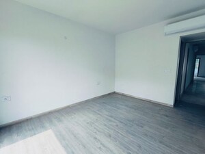 Room in 3 BHK Apartment at Smart World Orchard, Sector 61 – for Rent