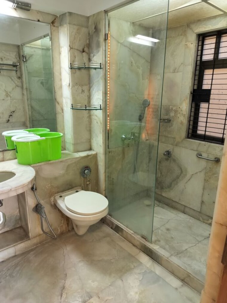 Bathroom, khar west 4 Bedroom 1800 Sq.Ft. Apartment In Khar West Mumbai 10669773