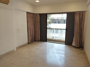 Room in 4 BHK Apartment at Khar West – for Sale