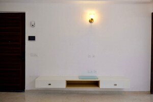 Furnished Amenities in 3.5 BHK Apartment at Smart World Orchard, Sector 61 – for Rent