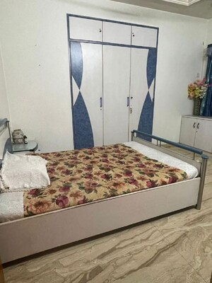 Bedroom in 3 BHK Apartment at Santacruz West – for Rent