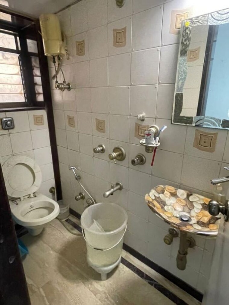 Bathroom, santacruz west 3 Bedroom 1100 Sq.Ft. Apartment In Santacruz West Mumbai 10669936