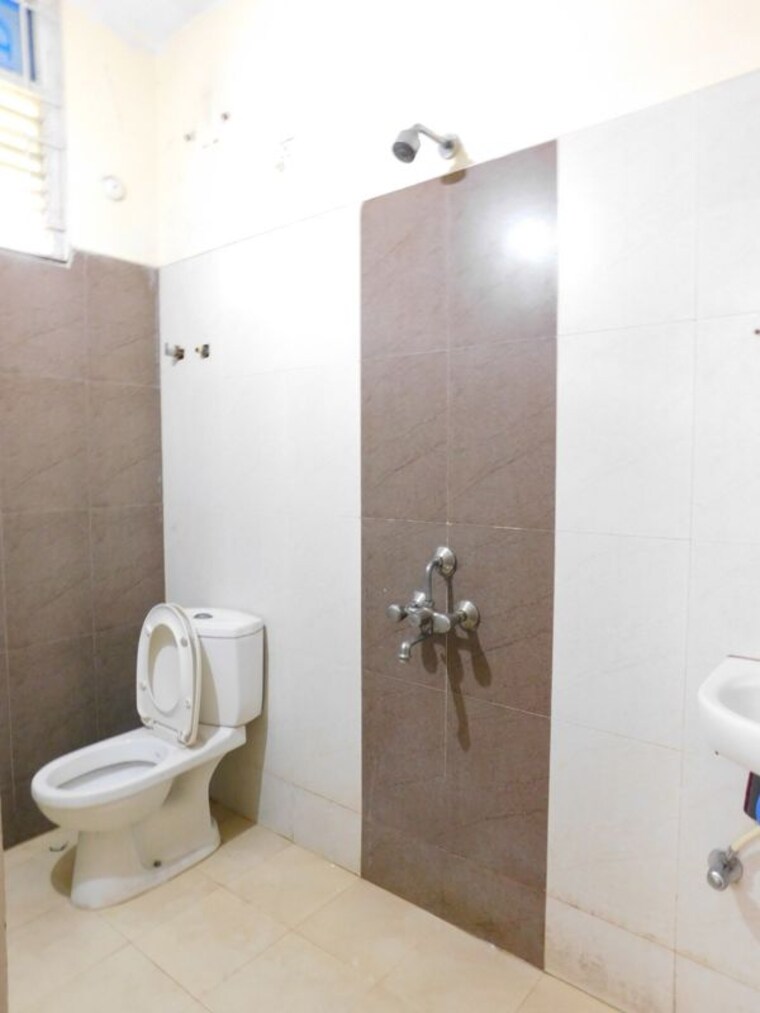 Bathroom, kondapur 3 Bedroom 1750 Sq.Ft. Builder Floor In Kondapur Hyderabad 10670081