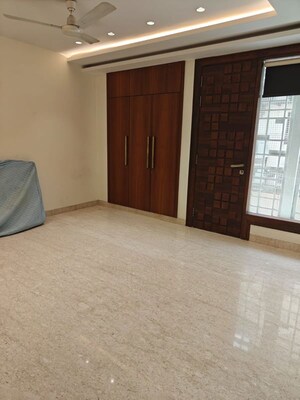 Room in 4 BHK Builder Floor at Defence Colony – for Rent