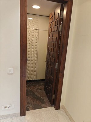 Room in 4 BHK Builder Floor at Defence Colony – for Rent